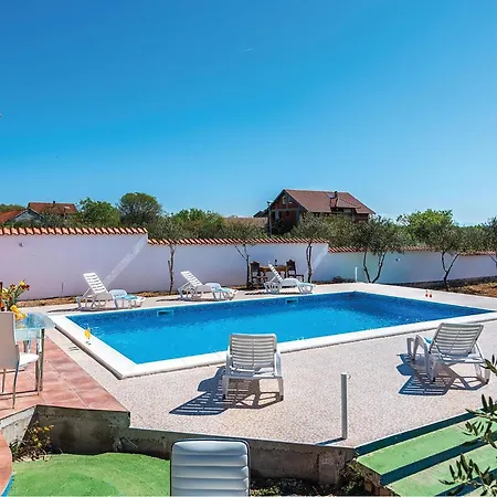 Four-bedroom In Cista Velika *