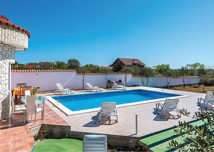 Four-bedroom In Cista Velika *