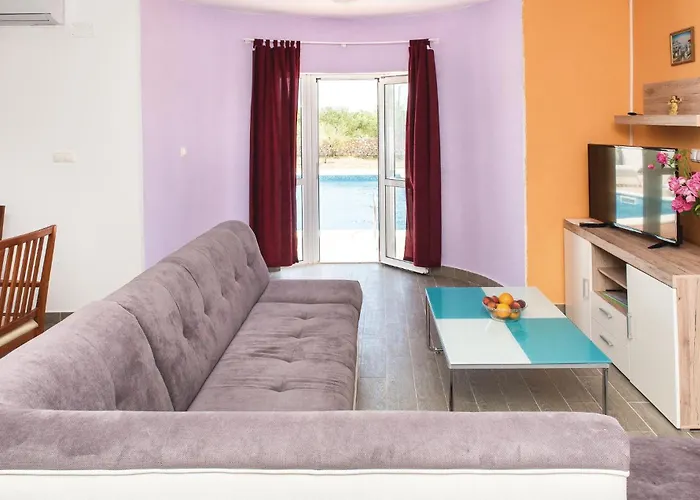 Four-bedroom In Cista Velika