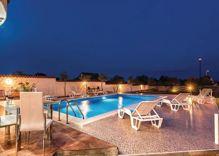 Four-bedroom In Cista Velika *